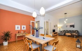 The Elegant. Spacious City Center Apartment.